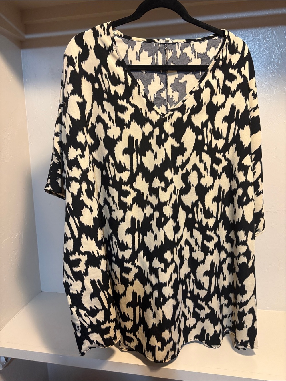 JODIFL Black and Cream V-Neck Abstract Print Tunic